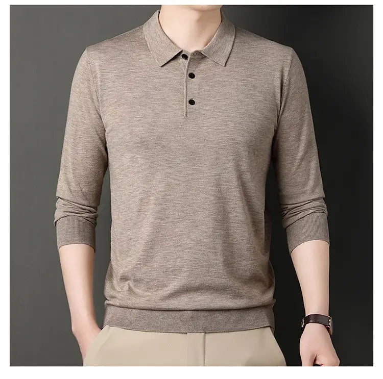 Ein beiges Herren-Wollstrick-Poloshirt mit langen Ärmeln mit subtiler melierter Textur und drei schwarzen Knöpfen auf der Vorderseite.