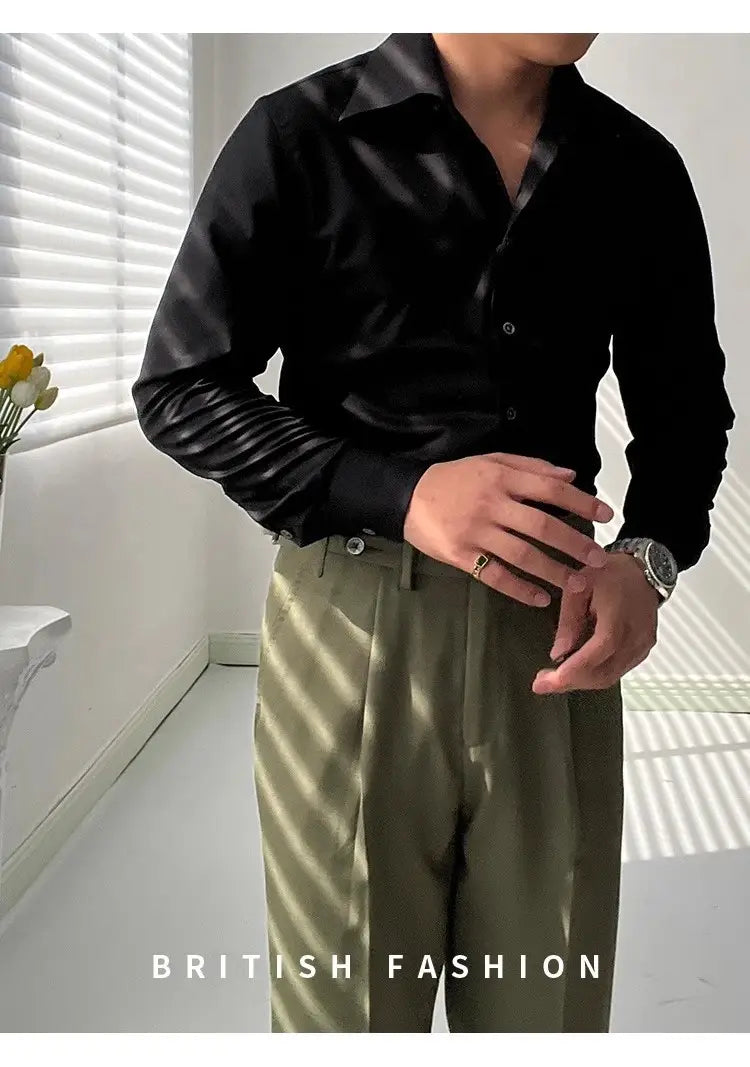 Schwarzes Satin-Hemd mit langen Ärmeln und Knopfleiste mit subtilen vertikalen Teilungsfalten an den Ärmeln, als Teil der Kollektion „weißes One-Piece-Kragenhemd (Slim Fit) mit Rundhalsausschnitt“.
