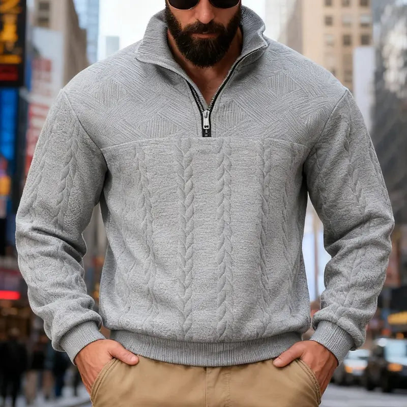 Veste de sweat-shirt pour homme en maille torsadée à demi-fermeture éclair de couleur grise, avec poignets et bas côtelés, fabriquée en maille torsadée.