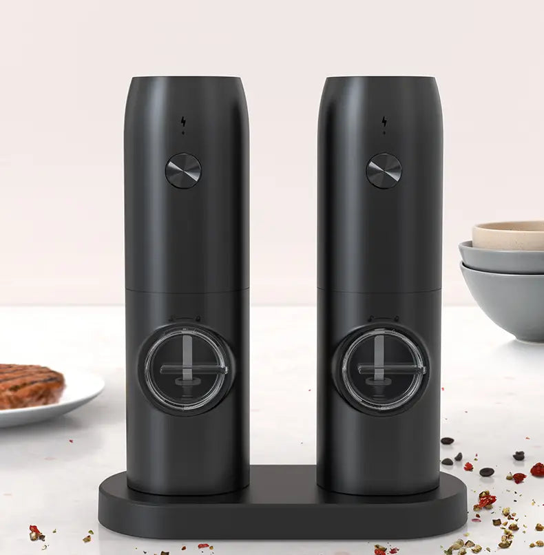 Ensemble de moulin électrique noir à poivre et à sel au design cylindrique élégant, doté de boutons de commande métalliques, de fenêtres circulaires transparentes et d’une recharge fonctionnelle via USB-C de type C.