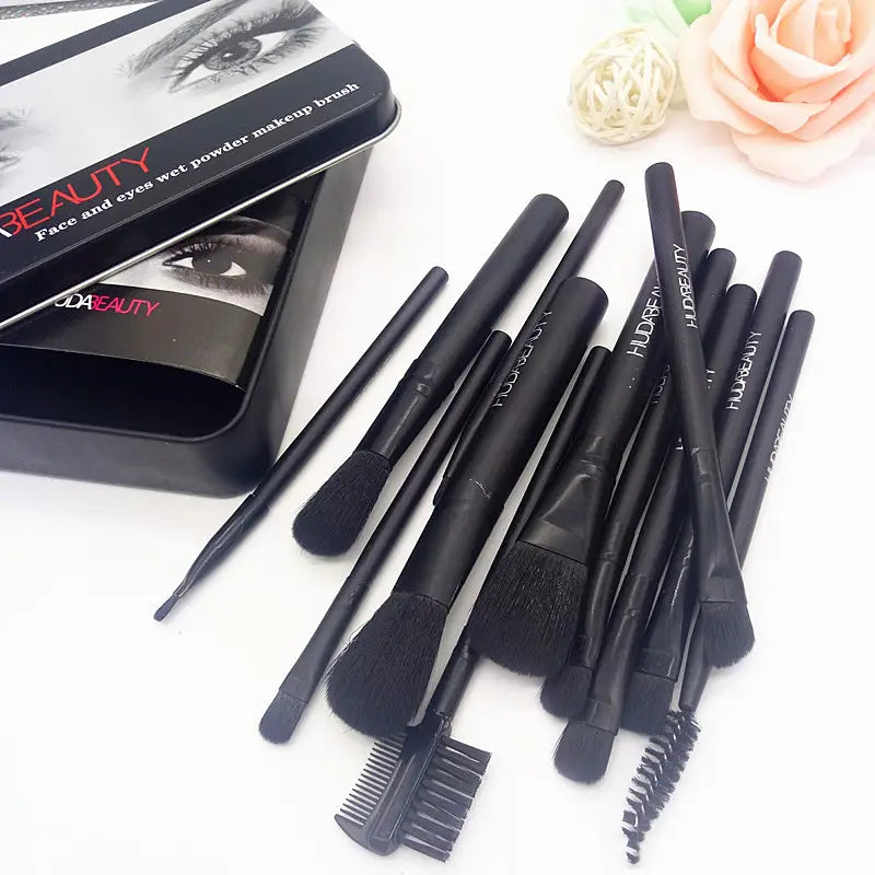 Ensemble de pinceaux pour visage et yeux à poudre humide Huda Beauty noir, inclus dans un étui assorti, faisant partie d’un ensemble de pinceaux de maquillage professionnels de 12 pièces.