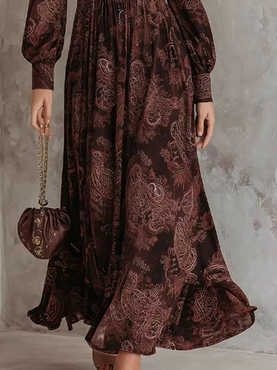 Une robe maxi fluide marron foncé, avec un motif cachemire bordeaux plus clair et complexe, des manches longues dans un style de motif cachemire rétro.