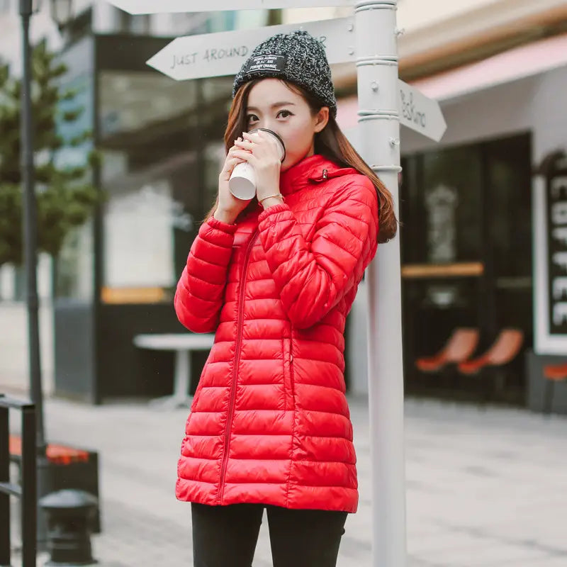 Manteau matelassé pour femmes, coupe slim ajustée, rouge vif, à capuche, en coton, avec design matelassé et fermeture éclair frontale.