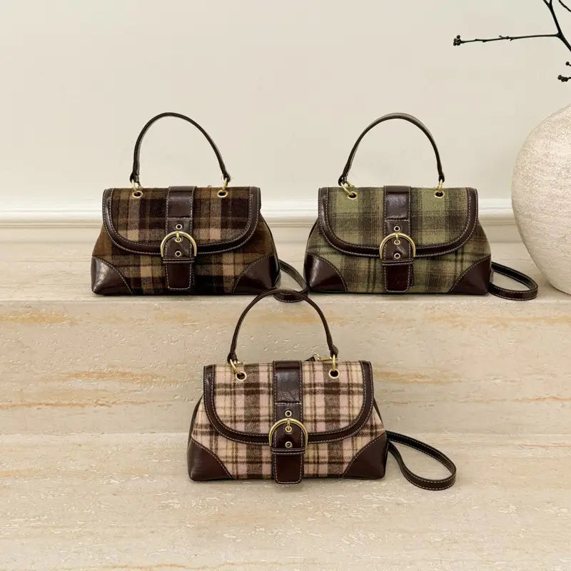Tres bolsos bandolera vintage de cuadros con ribete de cuero marrón y hebillas en tono dorado, con un patrón clásico de cuadros en tonos terrosos.