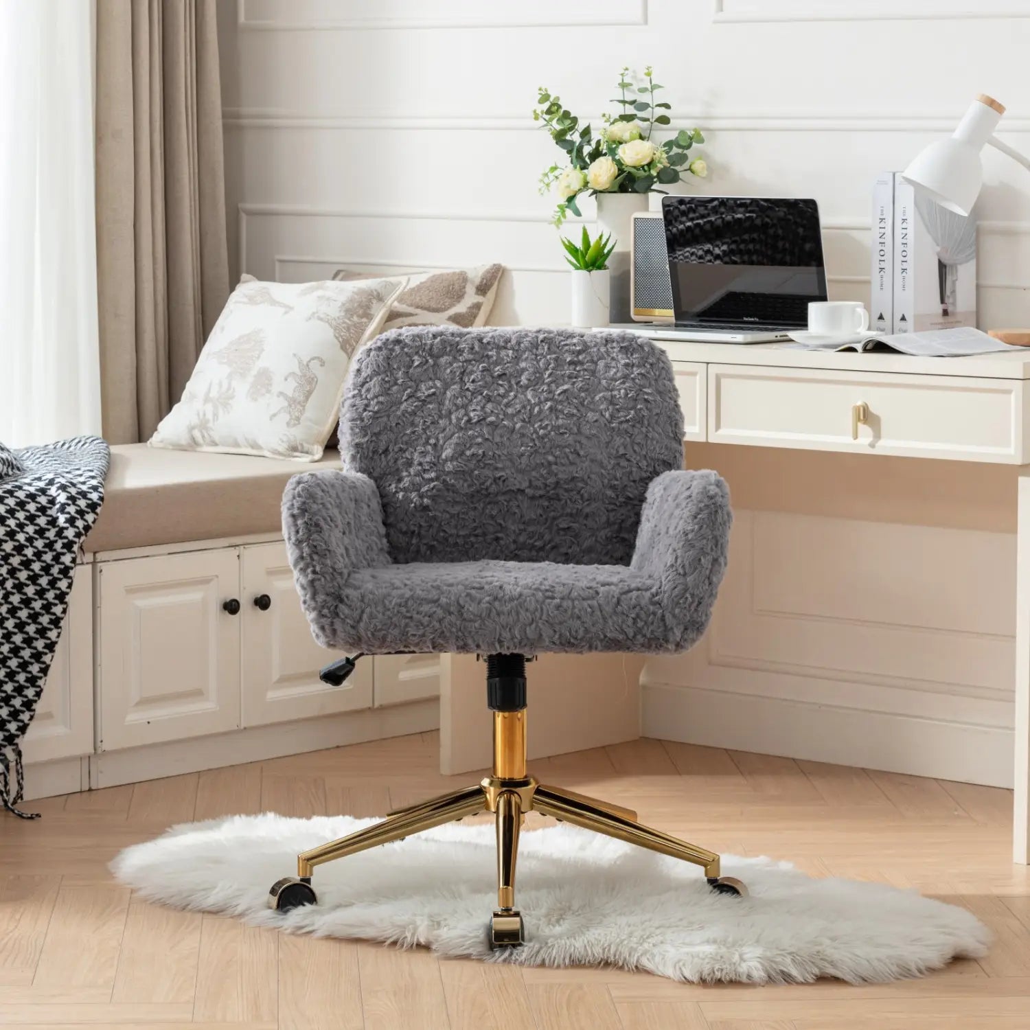 Chaise de bureau en fausse fourrure gris clair, présentant une texture duveteuse avec une base en métal doré et des roulettes pour une mobilité aisée.