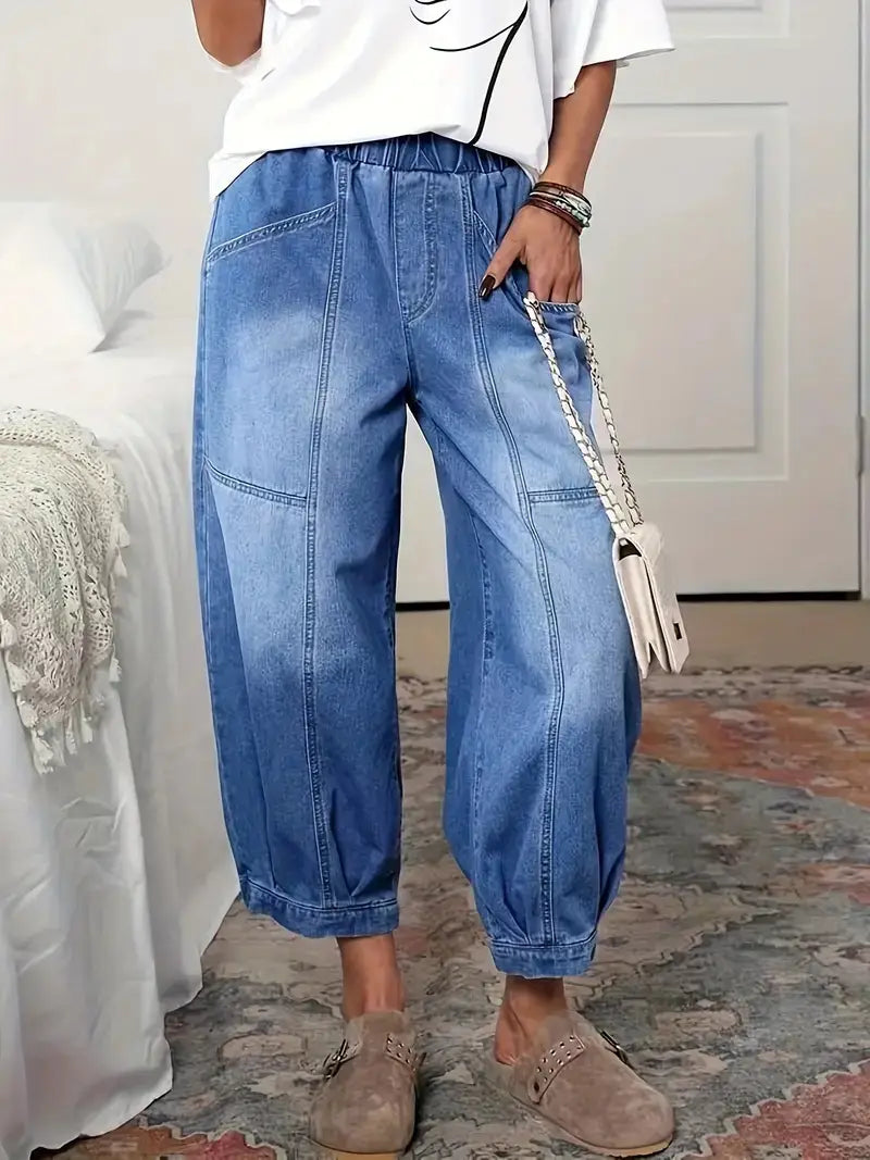 Pantalon capri en denim bleu clair à taille haute, coupe décontractée resserrée, avec ceinture élastique.