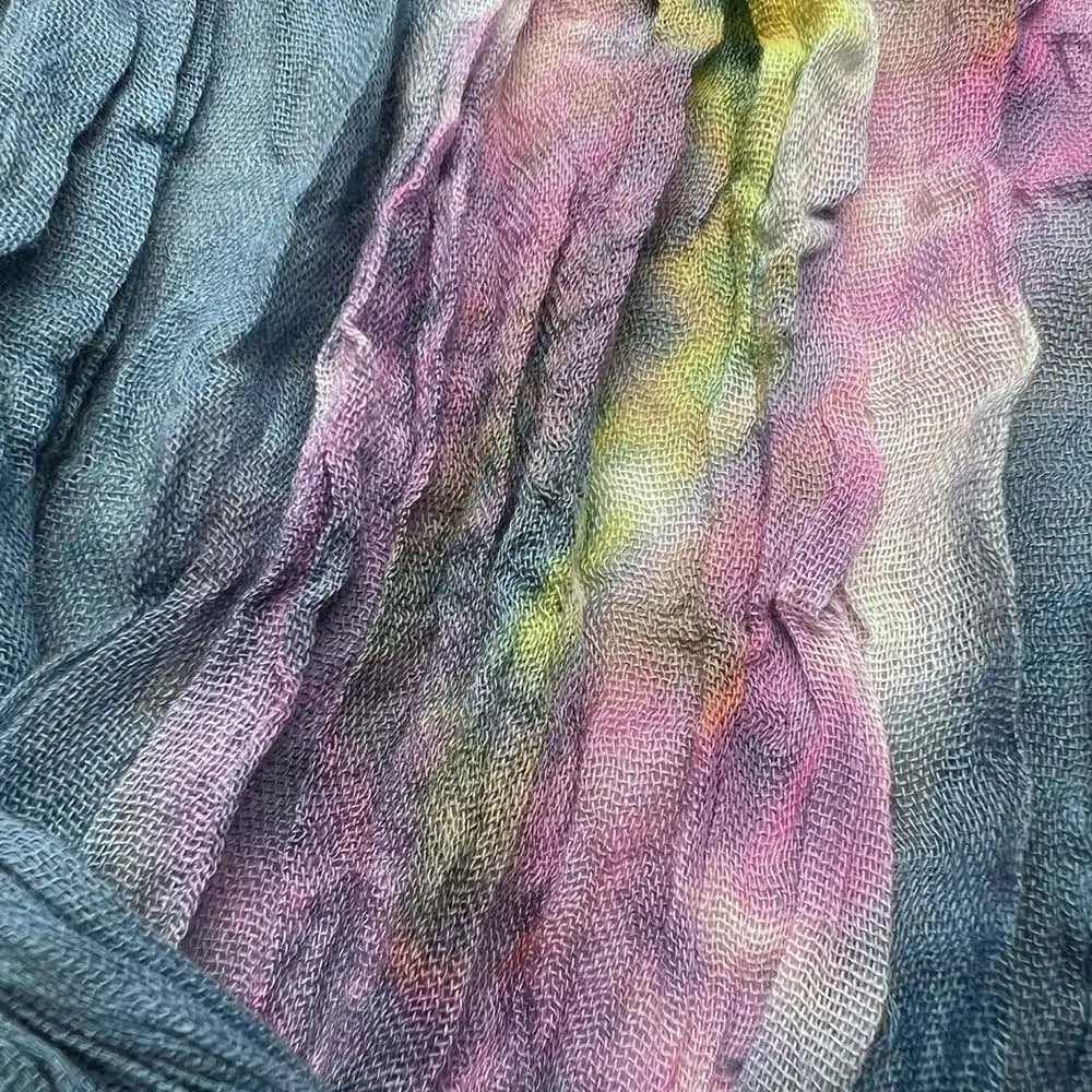 Ein weiches, locker gewebtes Türkis-Tie-Dye-Baumwoll-Crinkle-Schal mit einer lebendigen Mischung aus Pink-, Gelb- und Blaunuancen.