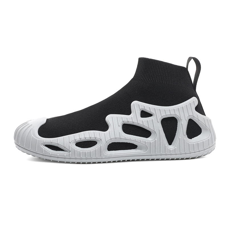 Schwarz-weißer Strick-Sockensneaker mit geformter, atmungsaktiver Sohle, entworfen für den lässigen, geschlechtsneutralen Einsatz.