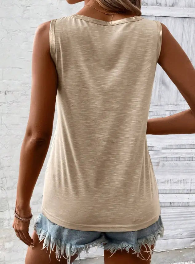 Beiges ärmelloses Oberteil mit weich strukturierter Stoffoberfläche und dezentem goldfarbenem Zierbesatz entlang des Halsausschnitts, dargestellt als graues silbernes Zierbesatz-Casual-Tanktop.