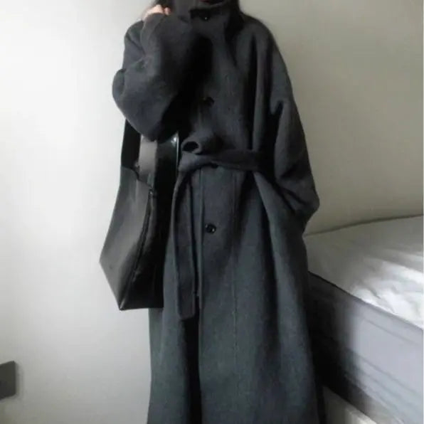 Schwarzer Woll-Trenchcoat mit gegürtelter Taille und knopfverdeckter Front im dunkelgrauen Mid-Lenght-Stil für Damen in kurzen Größen.
