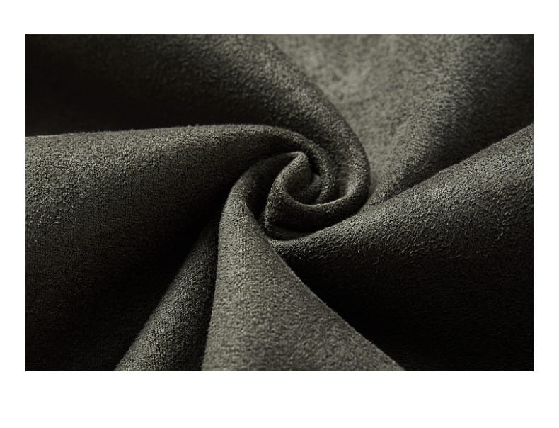 Tissu en suède gris foncé à surface souple et texturée, utilisé pour un manteau en suède décontracté ajusté pour homme.