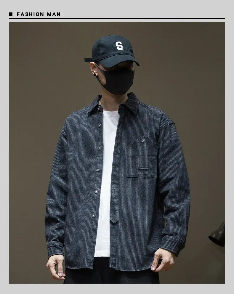 Dunkelblaues Herrenhemd aus Denim mit Nadelstreifen und langen Ärmeln, mit Brusttasche und Knopfverschluss.