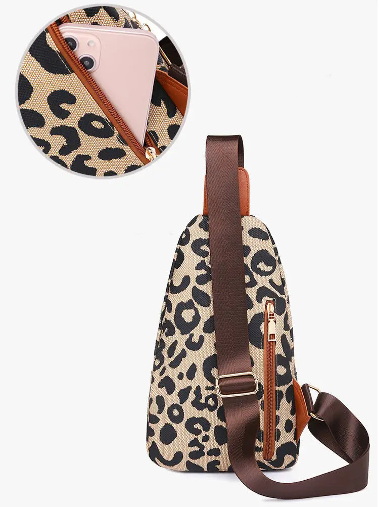 Beige- und schwarzes Leopardenmuster-Canvas-Umhängetasche mit braunen Lederakzenten und Klinkenanschluss.