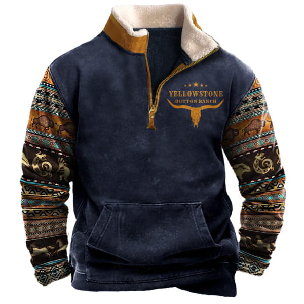 Herren-Pullover aus dunklem Blauem Fleece mit imitiertem Schurwollbesatz am Kragen, goldfarbenem Reißverschluss und besticktem Yellowstone-Outfit-Ranch-Logo auf der Brust.
