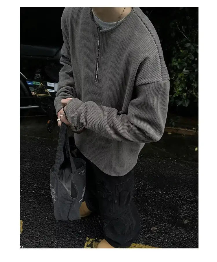 Suéter de punto acanalado gris con media cremallera al frente, diseñado como una sudadera tipo jersey acanalada de media cremallera para hombre, ideal para uso casual y en capas.