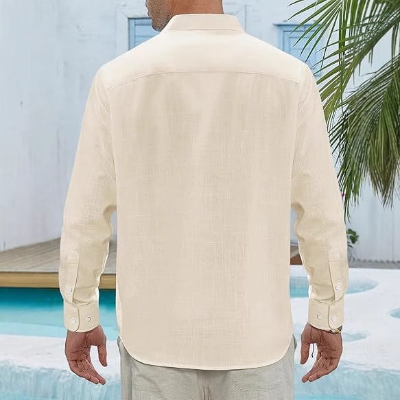 Chemise en lin à manches longues beige avec poches, arborant un col classique et des poignets soigneusement repassés.