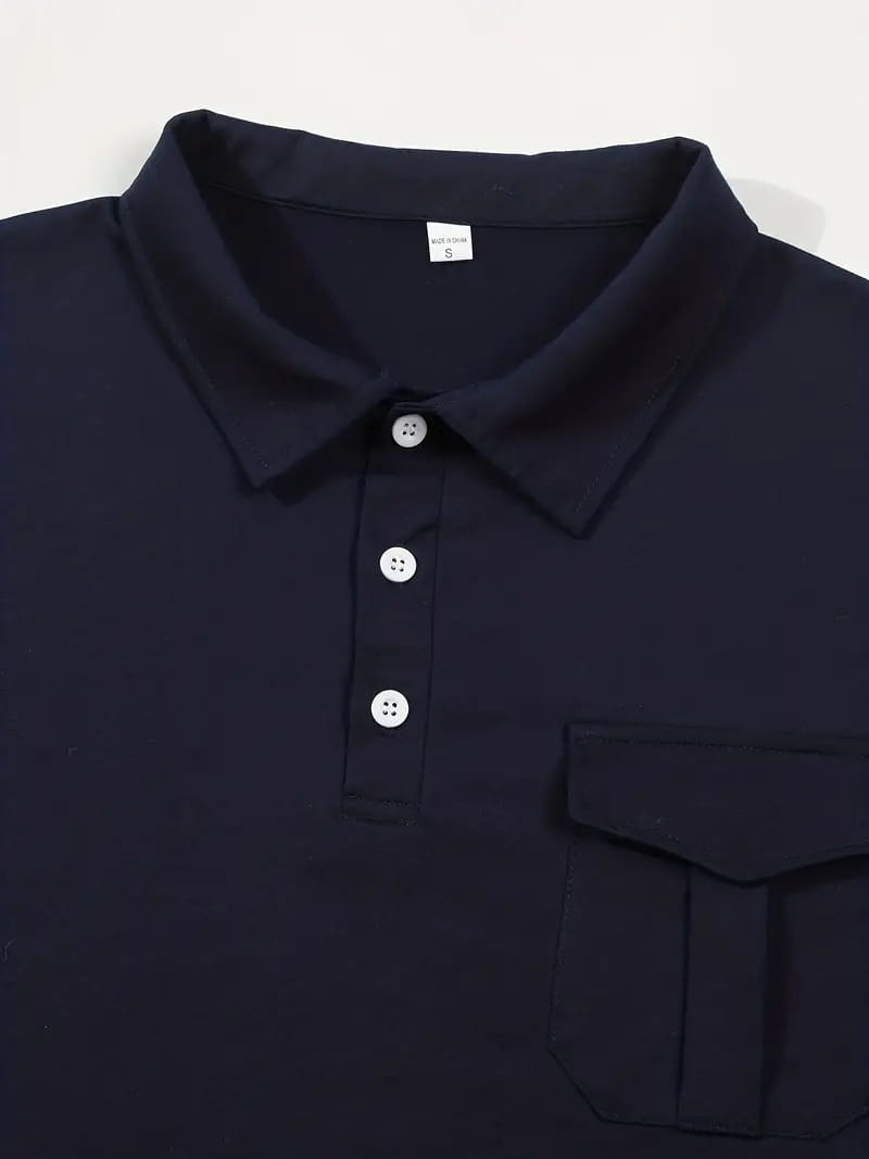 Navyblaues langärmliges Baumwoll-Polohemd mit weißen Knöpfen und Brusttasche, entworfen für Casual-Sportbekleidung.