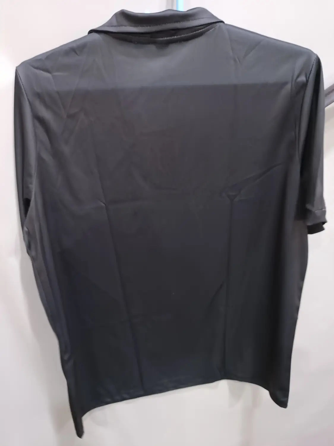 Herren-Poloshirt mit kurzer Ärmellänge, schwarz, mit geripptem Kragen und glattem, leicht glänzendem Stoff, dargestellt als Cardigan mit kurzer Ärmellänge und Knopfleiste.