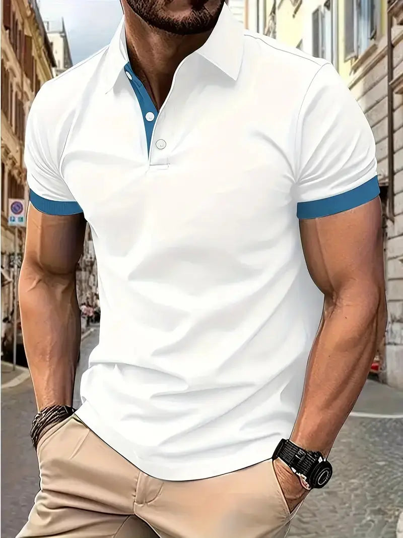 Kontrastiertes Herren-Poloshirt mit weißem kurzärmeligem Design und blauem Besatz an Kragen und Ärmelmanschetten.
