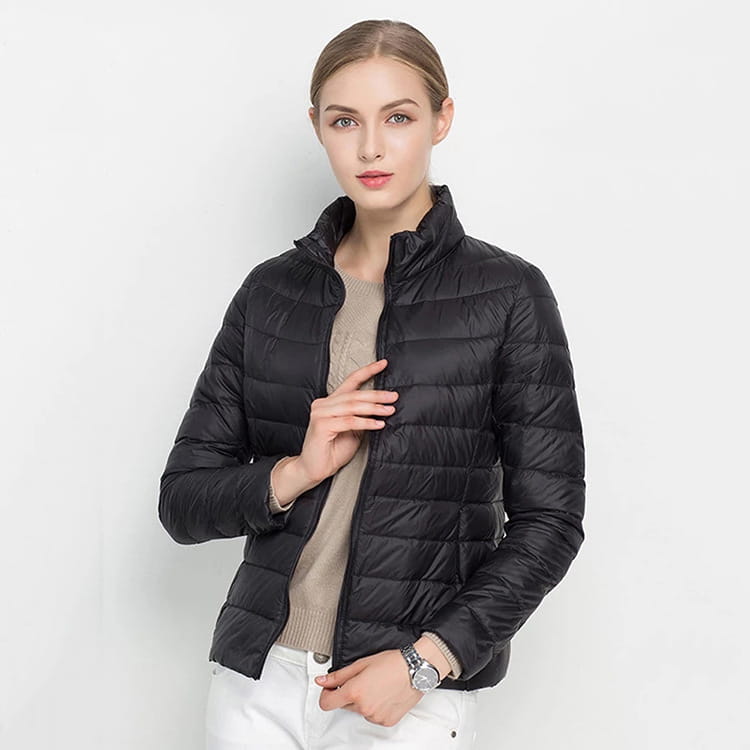 Schwarze gesteppte Slim-Down-Steppjacke mit Stehkragen und Reißverschluss-Verschluss.