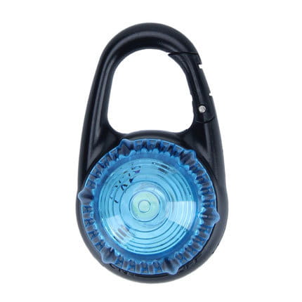 Pince de sécurité pour collier de chien à DEL, comprenant une lumière circulaire translucide bleue fixée à un mousqueton en métal noir, afin d’améliorer la visibilité de l’animal.