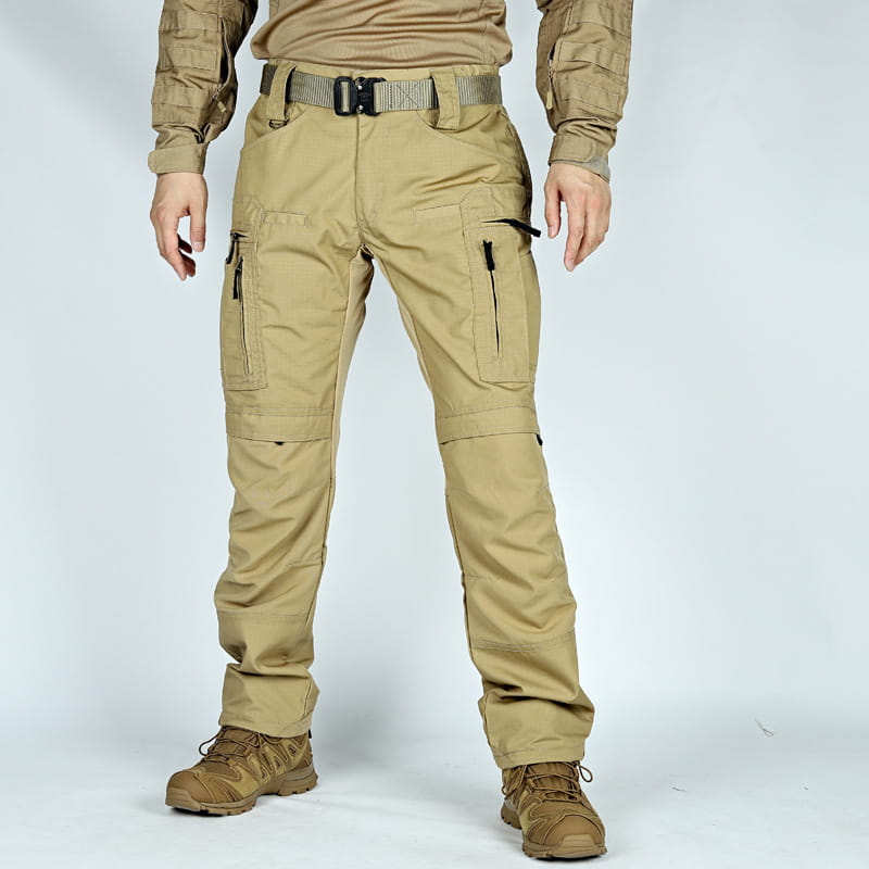 Pantalons cargo tactiques beige pour hommes, avec plusieurs poches zippées et système de passants de ceinture renforcé, conçus pour un usage militaire.
