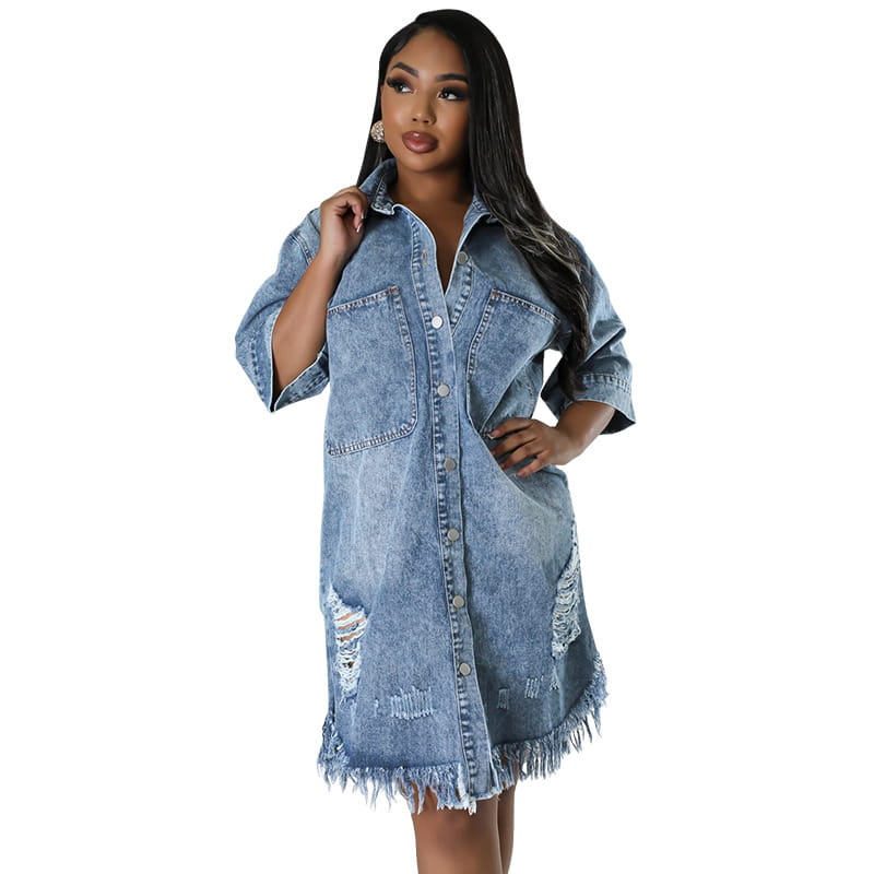 Robe chemise midi en denim bleu, avec fermeture boutonnée à l’avant, empiècements abîmés et ourlet effiloché.