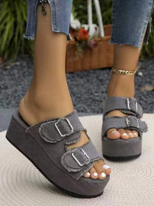 Sandalias de cuña de denim gris con hebilla, con dos tiras de hebilla ajustables y parte superior de tela deshilachada con textura sobre una suela de plataforma