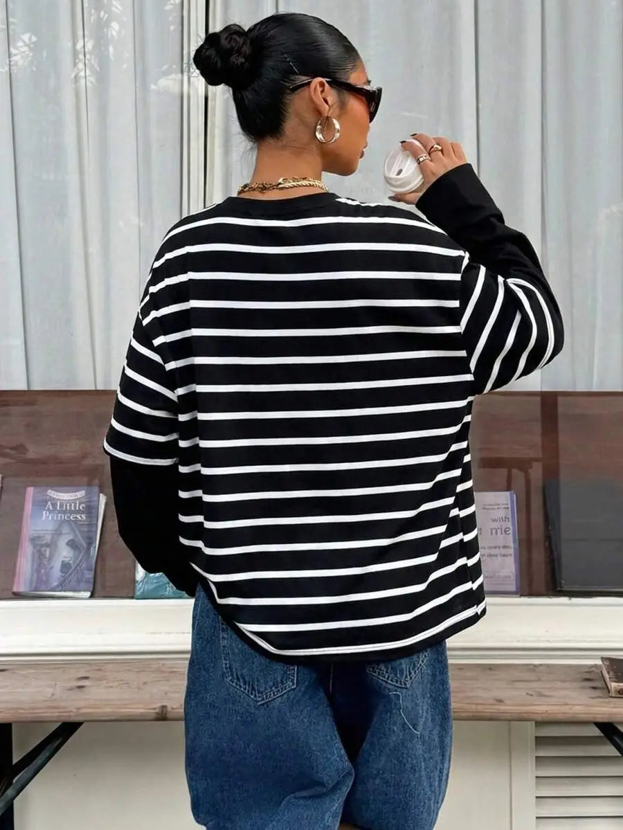 Top de manga larga con rayas horizontales negro y blanco con ajuste relajado que se presenta en la colección de sudadera oversize tipo conjunto falso de dos piezas con rayas