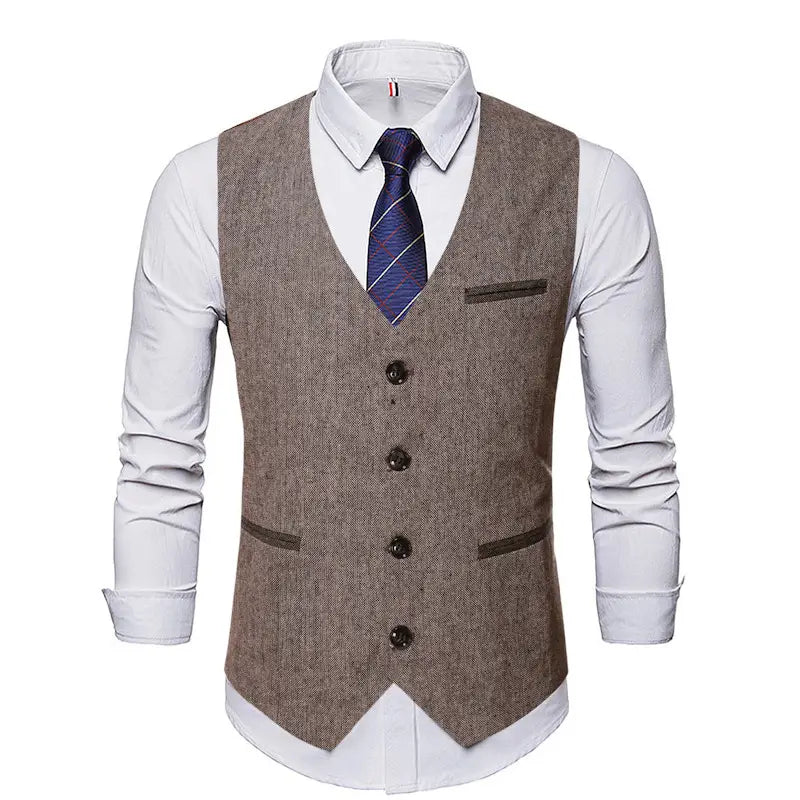 Eine braune, strukturierte Woll-Tweedweste für Herren im Slim-Fit im Business-Casual-Stil mit dunklen Knöpfen und passender Zierleiste.