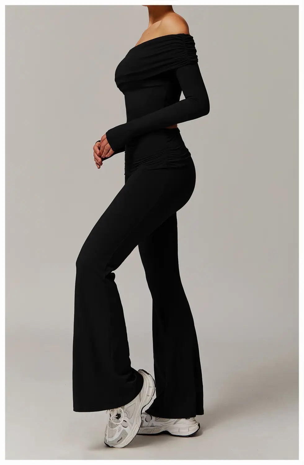 top negro de manga larga estilo hombro descubierto combinado con conjunto de pantalones de yoga acampanados de cintura alta, adecuado para atuendo activo y uso casual