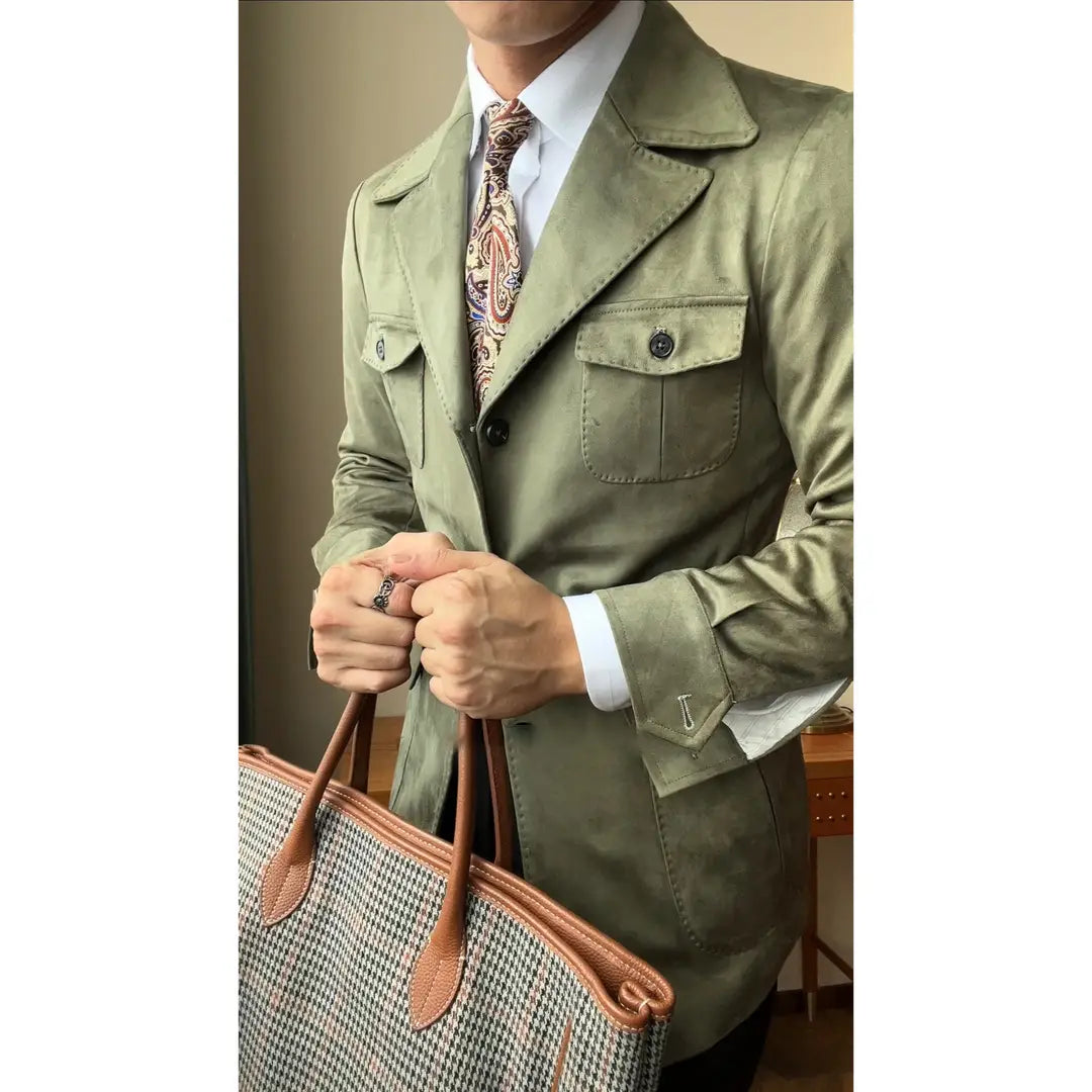 blazer de terciopelo de ante color verde oliva para hombre con bolsillos de solapa y botones oscuros, diseñado para vestir retro de primavera.