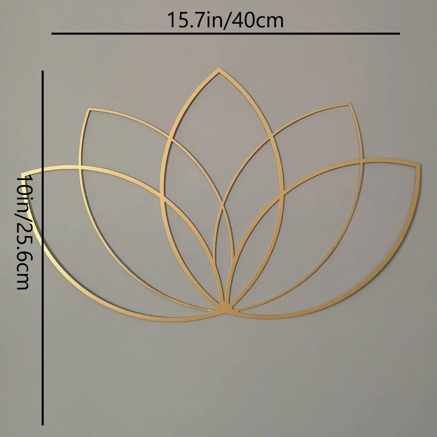 Goldgetönte Metall-Wandkunst in Form einer stilisierten Lotusblume, entworfen für moderne Zen-Dekoration.