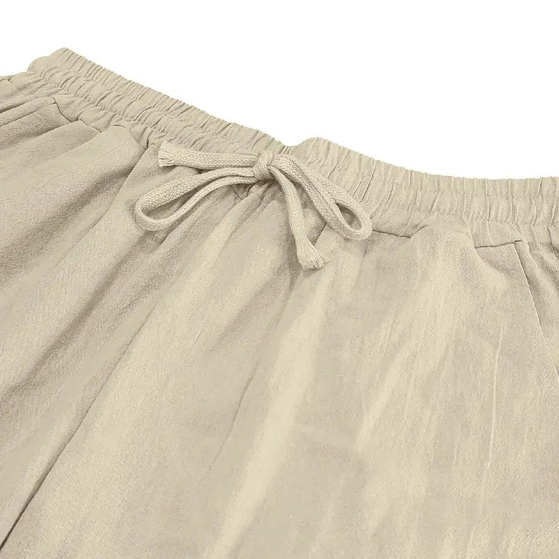 Beige Leinenhosen mit elastischem Bund und passendem Kordelzug aus dem Set mit Herren-Leinenhemd und -Hose