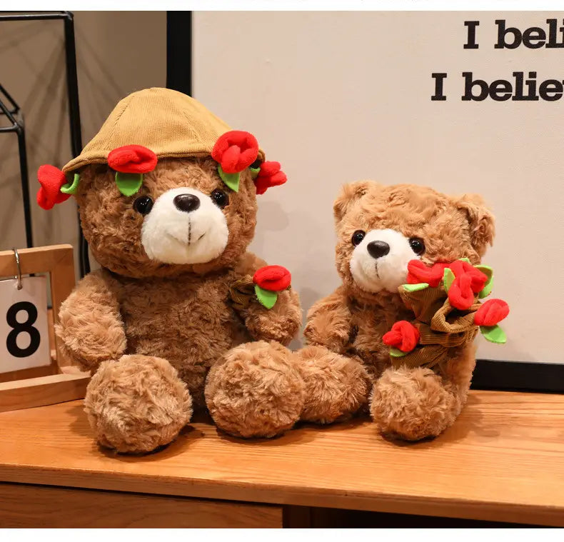 Braune Plüsch-Teddybären mit roten Rosen und beigen Hüten als Optionen für ein Valentinsgeschenk, in Größen 16 bis 25 Zentimeter.