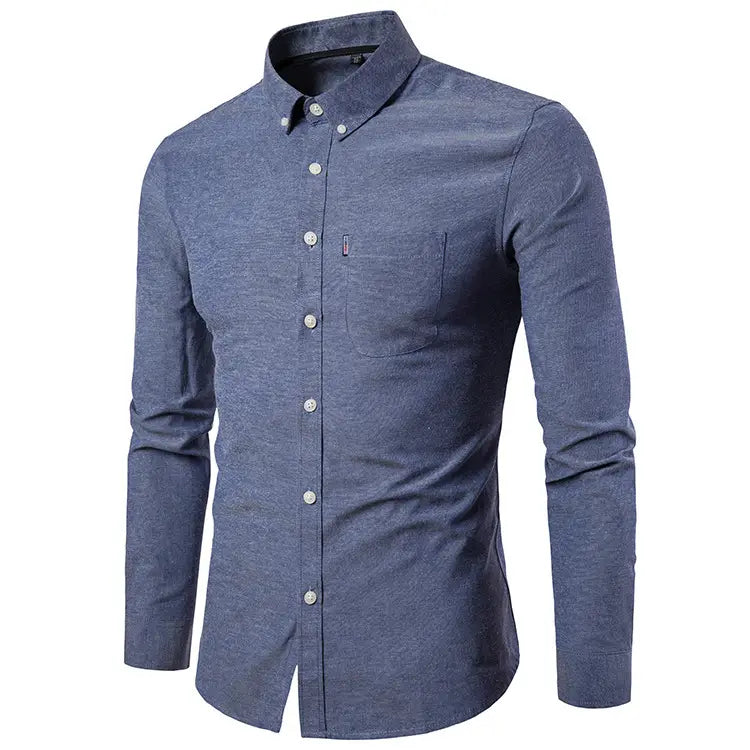 Chemise habillée homme à coupe slim, manches longues, bleu marine, avec une texture chinée subtile et un petit logo rouge sur la poche poitrine.