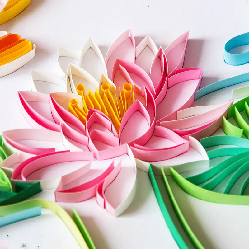 鮮やかなピンクと白の巻き込み（クイリング）蓮の花で、重ねた紙の帯から作られた鮮明な黄色の中心を備えた、クイリング（紙の帯巻き）アート動物DIYペーパークラフトキットの装飾。