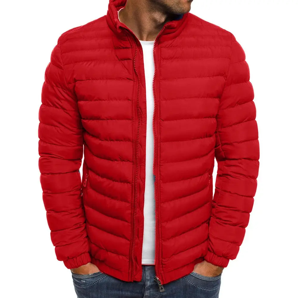 Doudoune matelassée rouge pour homme avec col montant, fermeture à glissière sur toute la longueur et poignets côtelés en matière isolante.