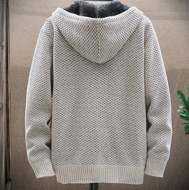 Pull à capuche zippé doublé de polaire pour homme beige, avec un motif texturé tricoté en losanges et une capuche doublée de gris moelleux.