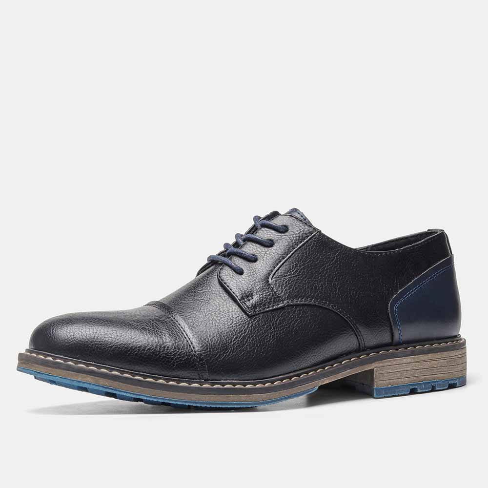 Herren-Lederschnürschuhe mit Kappenzehen im Retro-Business-Casual-Stil als Oxford-Schuh in schwarzem Leder mit navyblauen Akzenten an Ferse und Sohle.
