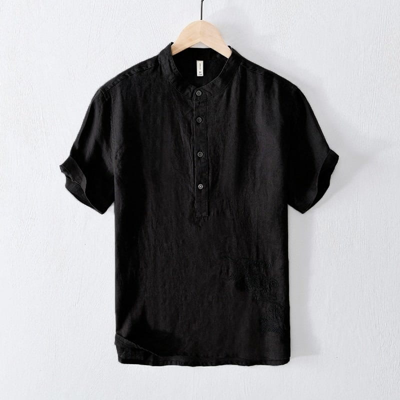 Chemise ample noire à manches courtes en lin, col mandarin et patte de boutonnage dans un style japonais rétro.