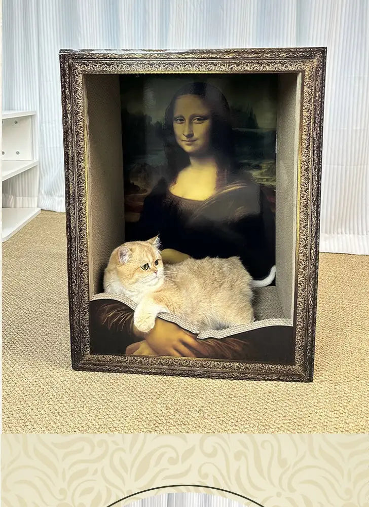 Eine cremefarbene Katze ruht bequem auf einem cremefarbenen „Mona Lisa“-Katzenkissen-Kratzbrett mit einem prunkvollen dunkelbraunen Rahmen aus dauerhaftem Material.