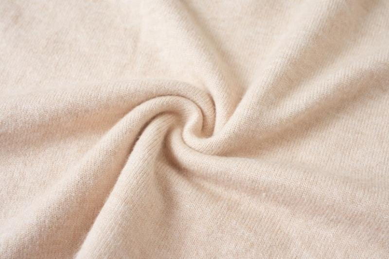 Pull en molleton demi-zip crème clair pour homme, grande taille, en tissu tricoté à texture délicate, au tissage légèrement texturé.
