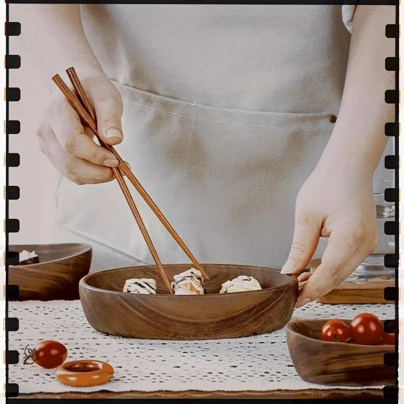 un cuenco rústico y oscuro de madera artesanal que sostiene varias piezas de comida, como parte de un set de barco de madera para sushi japonés artesanal