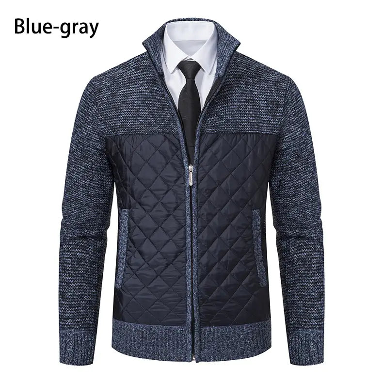 Cardigan pour homme en maille matelassée à col montant, bleu-gris, avec une fermeture zippée matelassée à l’avant, un col et des manches en maille texturée, et un panneau noir à losanges cousus en travers de la poitrine.
