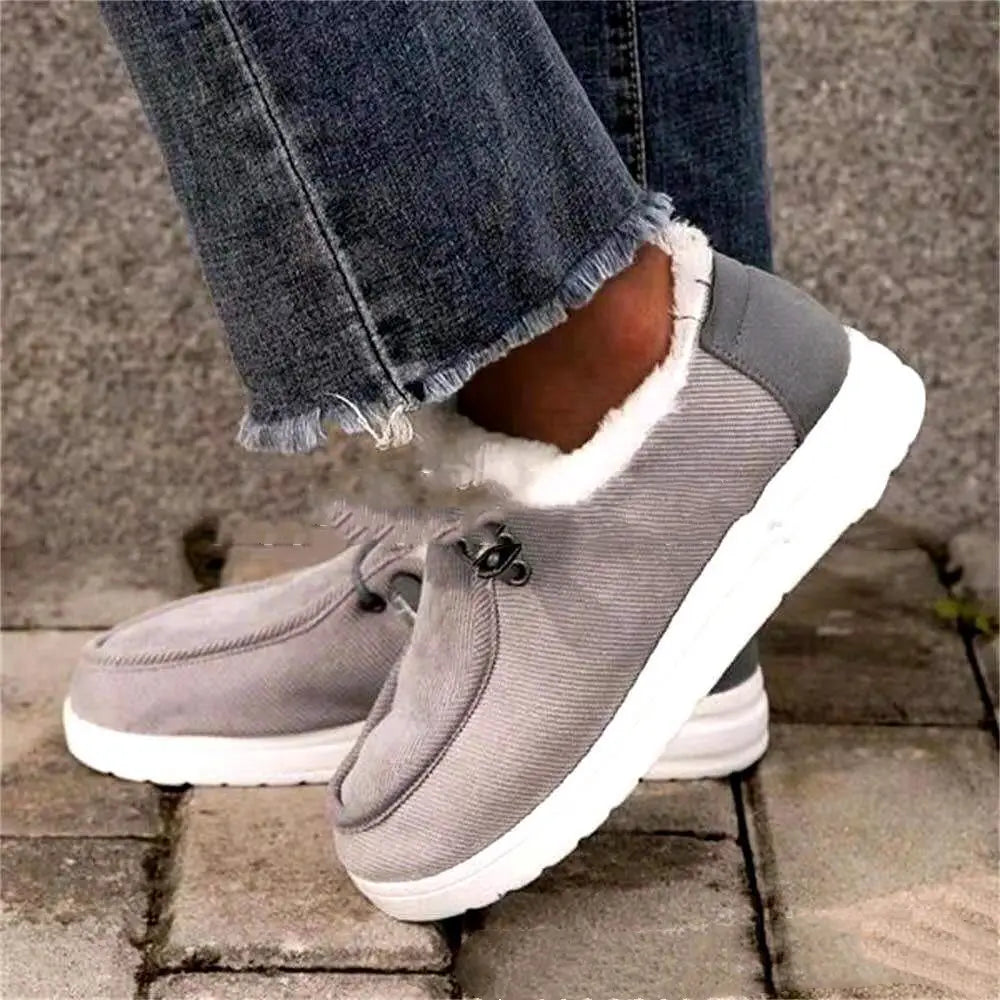 Graue Baumwoll-Flachschuhe für den Winter mit plüschigem weißem Kunstfellfutter und weißen Gummisohlen, gefertigt aus Canvas- und Corduroy-Materialien, ausgelegt für Wärme und Komfort