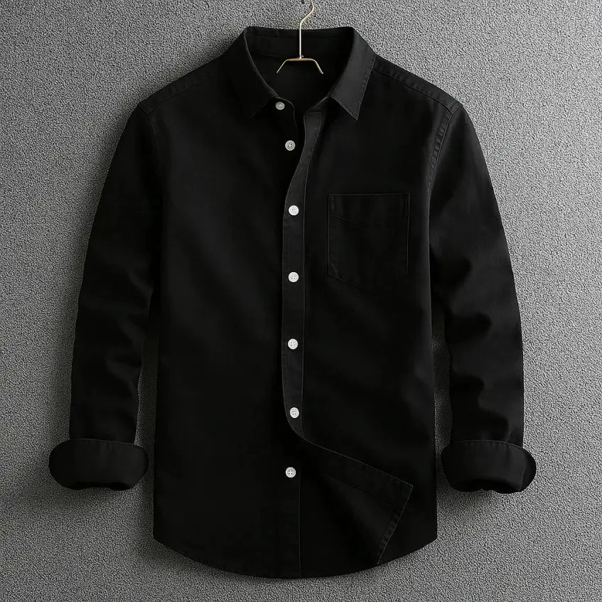 Camisa de algodón y lino de manga larga de ajuste relajado para hombre en negro, con botones blancos y bolsillo en el pecho.