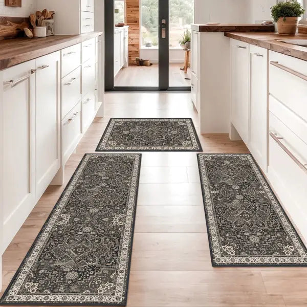 Tres alfombras de cocina bohemias lavables de color gris oscuro, con patrones intrincados florales y geométricos y bordes decorativos más claros, en un conjunto de corredor antideslizante de 3 piezas.