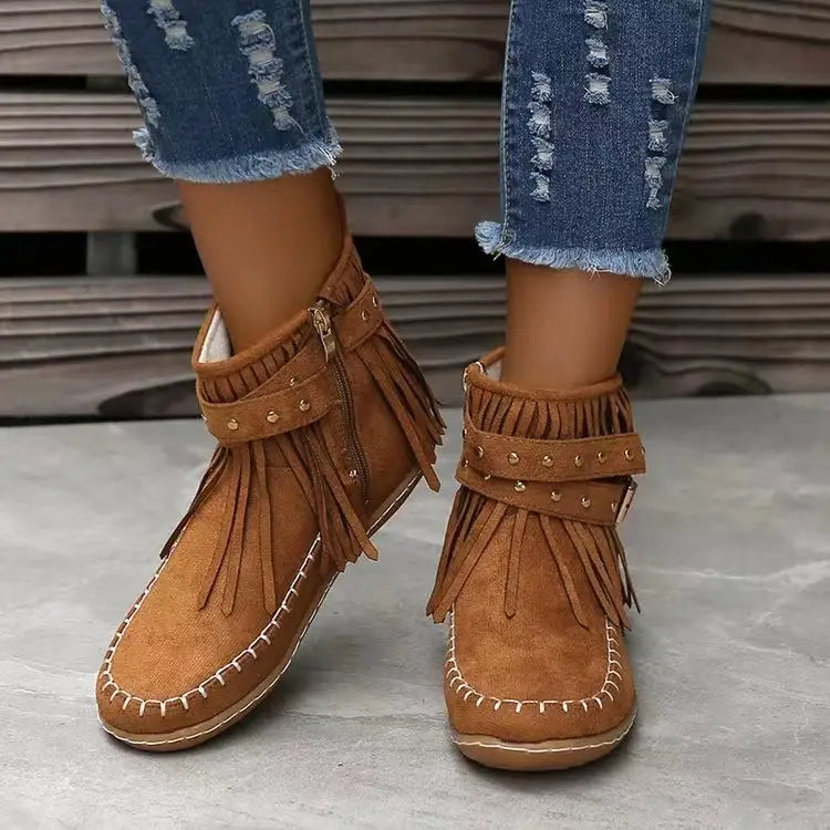Botines retro con borlas con tachuelas de ante y calzado plano en color camel, con diseño de tobillo con flecos, tachuelas decorativas metálicas y detalle de costura en pespunte.