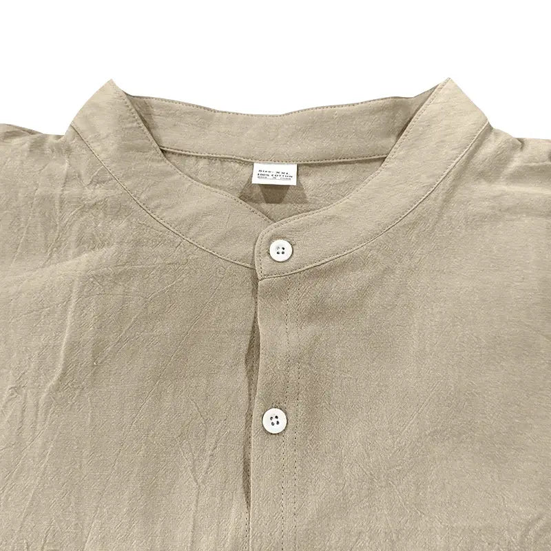 Camisa entallada para hombre de mezcla de lino color beige, con cuello tipo mandarina y botones blancos, que presenta mangas largas.